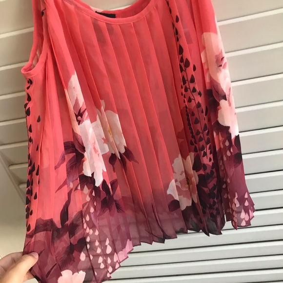 2b Bebe Flowy floral tank - Picture 2 of 3